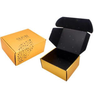 Gouden theegeschenkdoos met een binnenkant bedrukt met zwarte bladeren